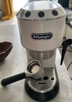 Pákový kávovar DeLonghi Dedica