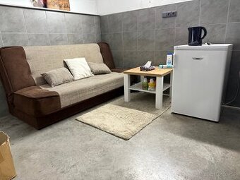 Gauč chladnička stolík koberec