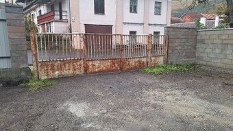 Dvojkrídlová brána