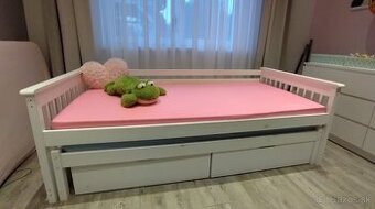 Detská drevená postel s úložnými zásuvkami a druhým lôžkom