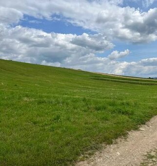 Stavebný pozemok v obci Heľpa –s právoplatným stavebným pov