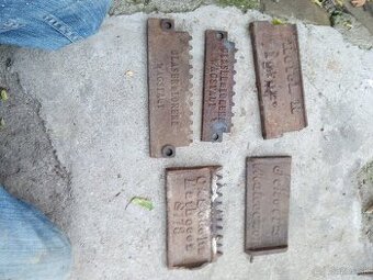 Staré liatinové nápisy odliatky