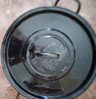 Smaltovaný hrniec s pokrievkou