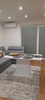 Nový zmontovaný nepoužívaný kuchynský stôl