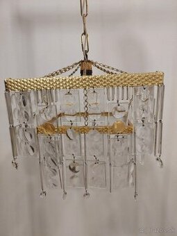 Starožitný kryštálový luster.
