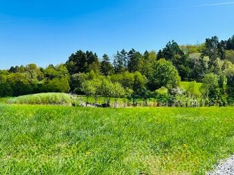 Slnečný stavebný pozemok s projektom bungalovu Brezany- ZA.