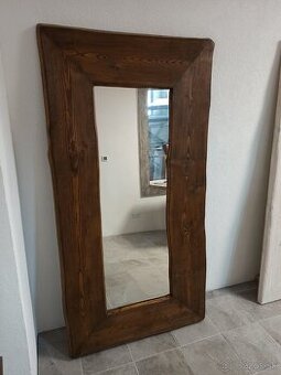 Dizajnové zrkadlo v masívnom ráme