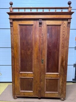 Starožitná skriňa