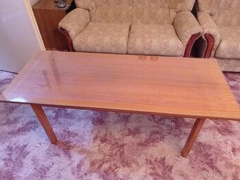 Retro konferenčný stolík na povrchu so sklom do obývačky