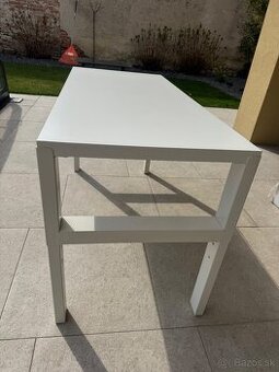 Rastúci písací stol