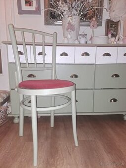 Stolička v starom štýle