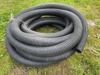 Predám čiernu drenážnu perforovanú rúru 80tku s rukávom