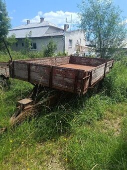 Vlečka valník s pohonom