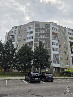 Priestranný 3-izbový byt s balkónom a výhľadom na Tatry