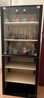 Sklenena vitrina a skrinka s polickami