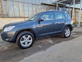 Predám Toyota RAV4 2.2 D-4D 100 KW.Navi,Tažné,uzávierka,8gum