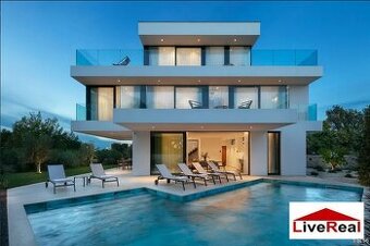 5izb LUXUSNÁ VILA, SUKOŠAN, 15m od mora, bazén, suterén, par