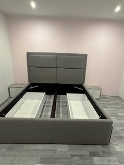 Čalúnená posteľ s nočnými stolíkmi