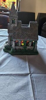 Dekoracny kostol so svieckou