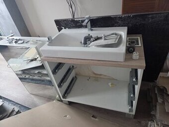 Kúpeľňovova skrinka s umyvadlom + zrkadlova