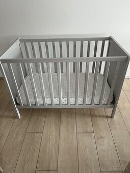 Detská postieľka + matrac + ochranny mantinel + dalsie