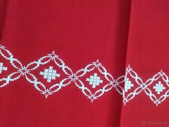 Vyšívaný obrus