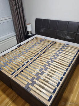 Koženková posteľ s veľkým úložným priestorom