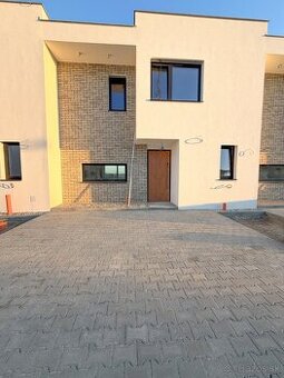 MODERNÝ RADOVÝ DOM -NADČASOVÉ BÝVANIE V DS