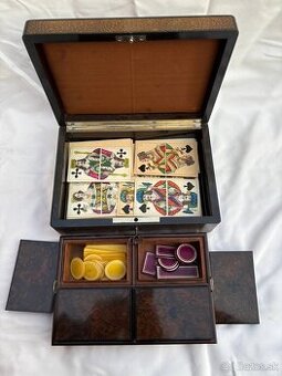 Starožitná kazeta na karty s žetónmi