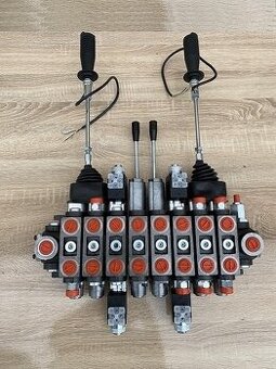 Osemsekciový hydraulický rozvádzač na vyvážačku