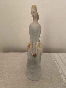 Royal dux žena na stoličke porcelánová soška