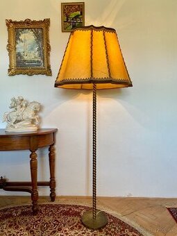 Starožitá stojacia lampa