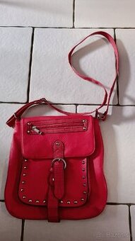 Červená kabelka