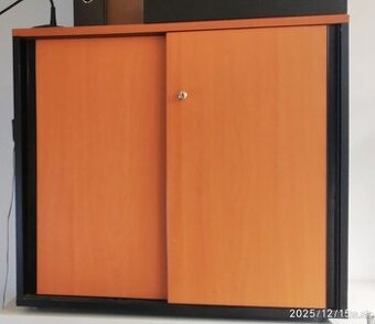 Skrinka na dokumenty s posuvnými dverami