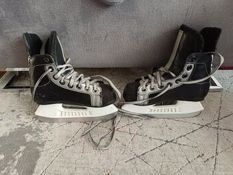 Korčule BAUER Supreme 990