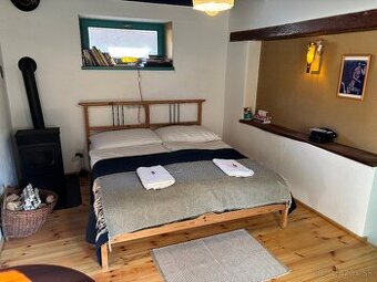 Drevený rám postele