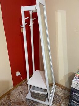 Zrkadlo s úložný priestorom