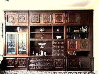 Vyrezávaná obývacia stena + stolík