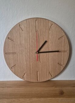 nástenné hodiny z dubového dreva