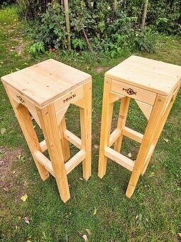 Barové drevené stoličky