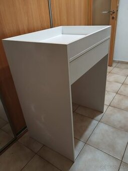 Prebaľovací pult