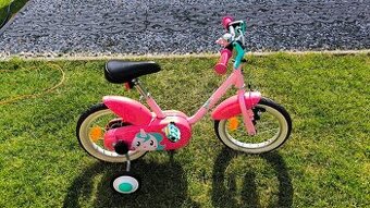 Detský bicykel s pomocnými kolieskami