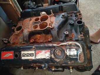 Lodný Motor V8 5l
