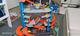 HOT WHEELS ULTIMATE GARAGE
