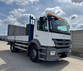 Mercedes Axor valník s hydraul. čelom na prepravu strojov