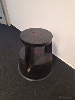 Plastový stupienok na kolieskach – položka 22-24