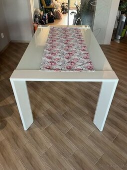 Rozkladací jedálenský sklenený stôl