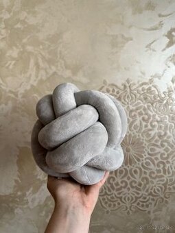 Vankúšik sivý guľa