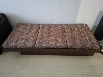 Vyklápacia váľanda s úložným priestorom