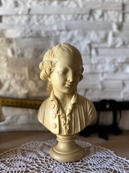 Albastrová socha – busta mladého muža (pravdepodobne Mozart)